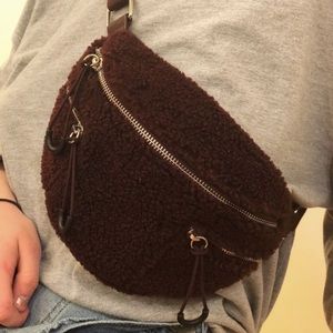 Fanny pack with steel clip